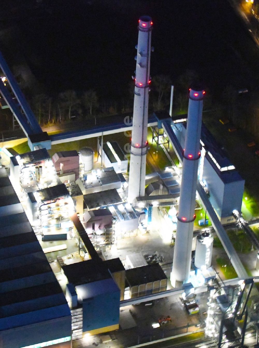 Wedel bei Nacht aus der Vogelperspektive: Nachtluftbild Heizkraftwerk Wedel am Ufer der Elbe in Schleswig-Holstein