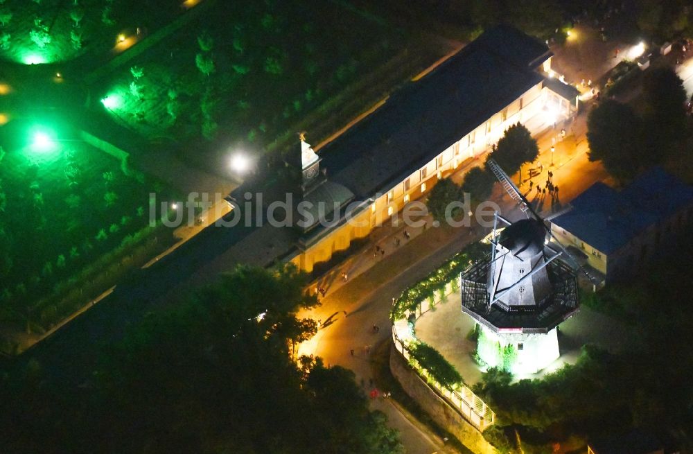 Potsdam bei Nacht aus der Vogelperspektive: Nachtluftbild Historische Windmühle an der Maulbeerallee in Potsdam im Bundesland Brandenburg, Deutschland