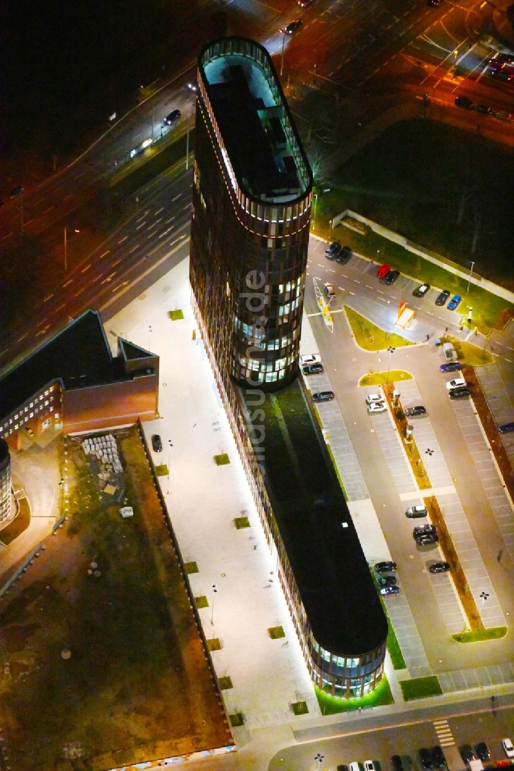 Braunschweig bei Nacht von oben - Nachtluftbild Hochhaus am BRAWOPARK der Volksbank in Braunschweig im Bundesland Niedersachsen