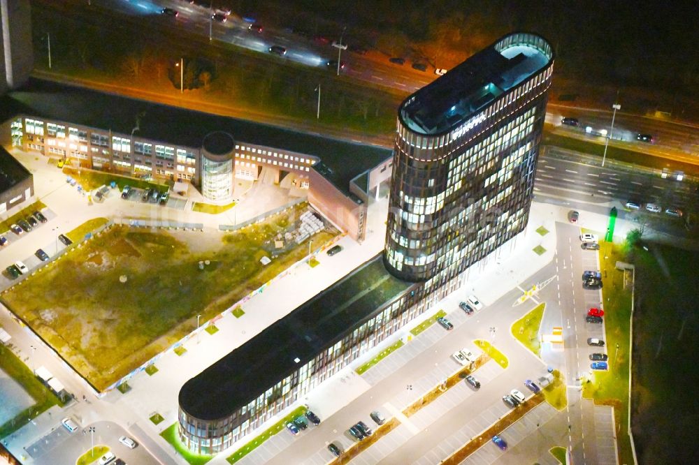 Braunschweig bei Nacht aus der Vogelperspektive: Nachtluftbild Hochhaus am BRAWOPARK der Volksbank in Braunschweig im Bundesland Niedersachsen