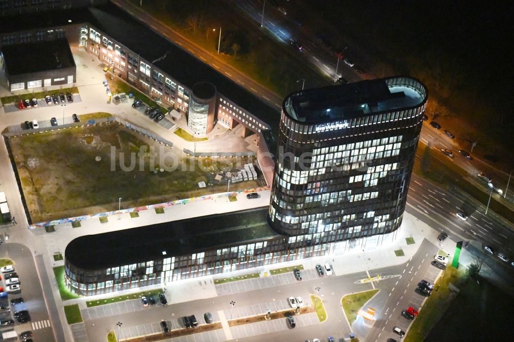 Nachtluftbild Braunschweig - Nachtluftbild Hochhaus am BRAWOPARK der Volksbank in Braunschweig im Bundesland Niedersachsen