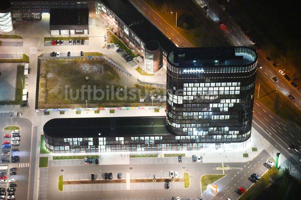 Braunschweig bei Nacht von oben - Nachtluftbild Hochhaus am BRAWOPARK der Volksbank in Braunschweig im Bundesland Niedersachsen
