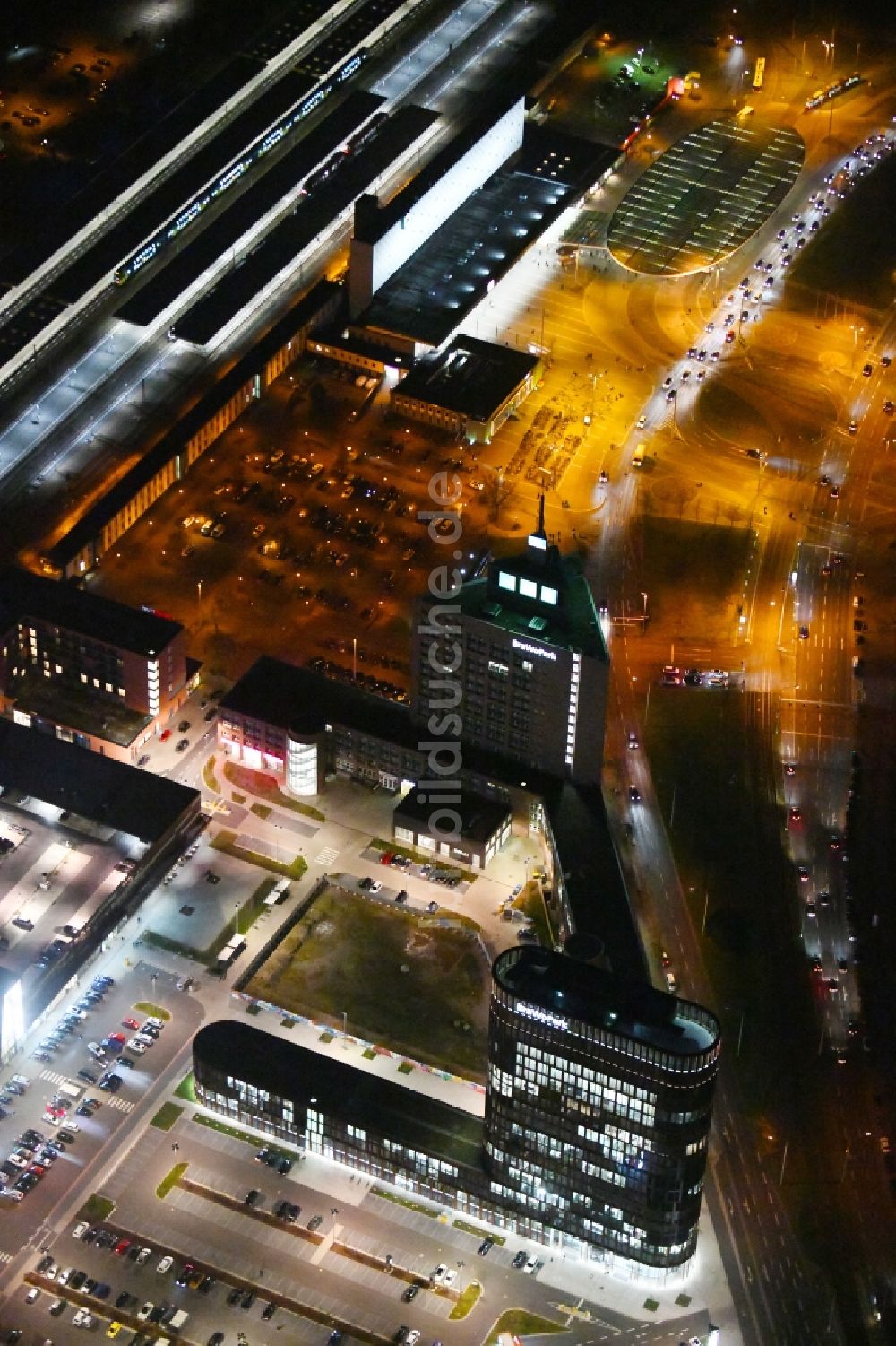 Braunschweig bei Nacht aus der Vogelperspektive: Nachtluftbild Hochhaus am BRAWOPARK der Volksbank in Braunschweig im Bundesland Niedersachsen