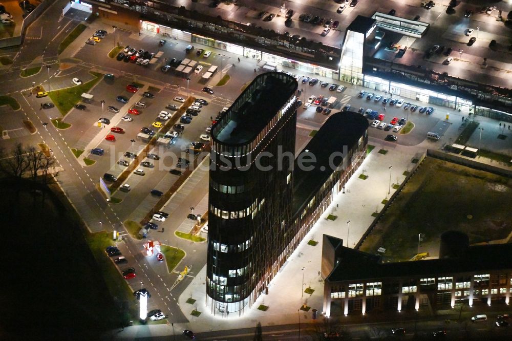Nacht-Luftaufnahme Braunschweig - Nachtluftbild Hochhaus am BRAWOPARK der Volksbank in Braunschweig im Bundesland Niedersachsen