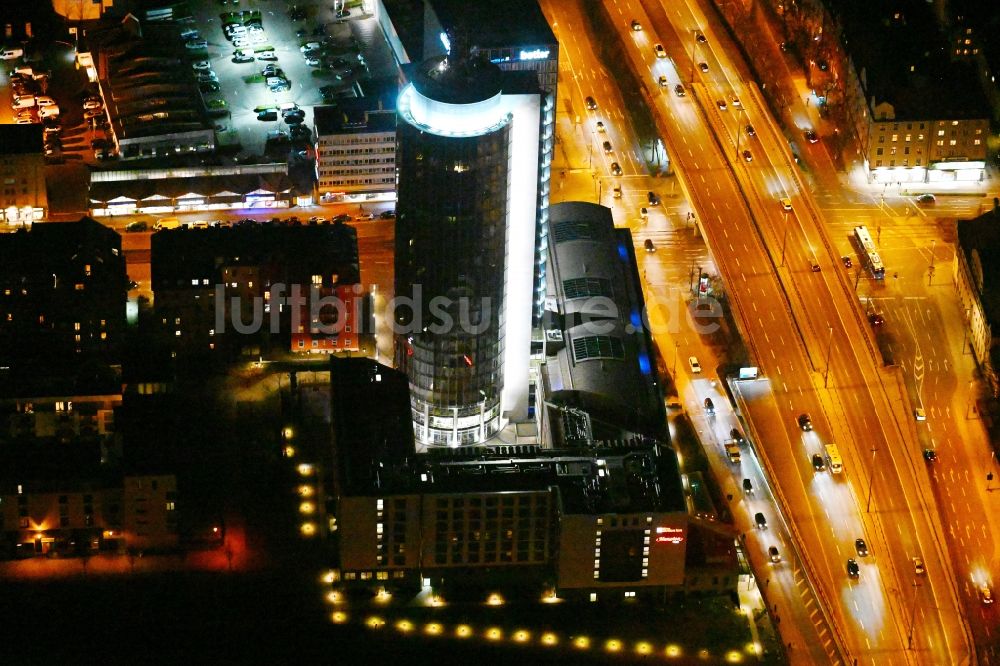 München bei Nacht aus der Vogelperspektive: Nachtluftbild Hochhaus Central Tower in München im Bundesland Bayern
