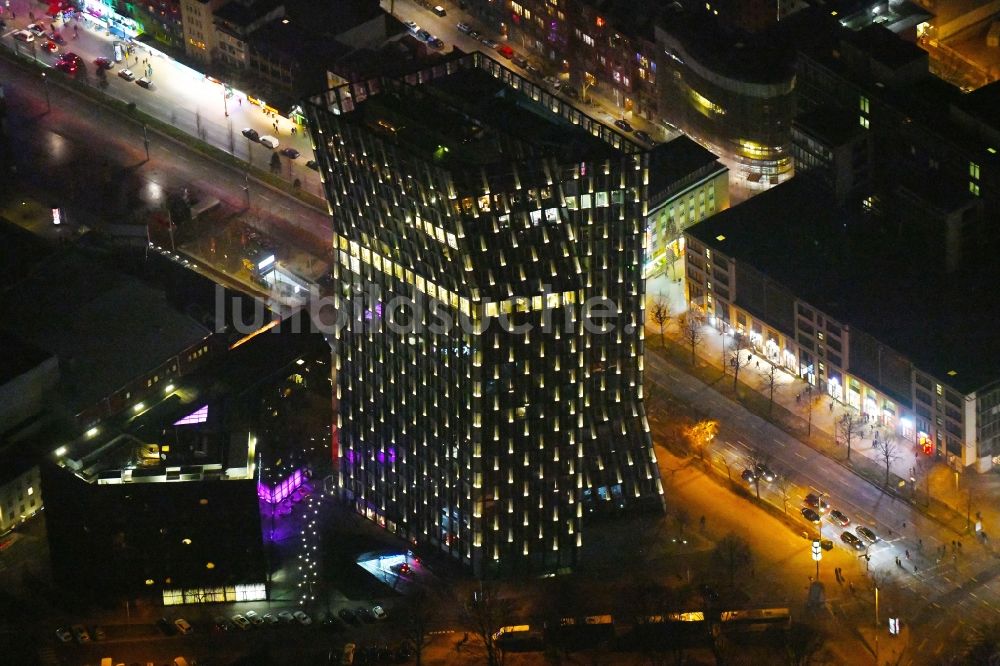 Hamburg bei Nacht aus der Vogelperspektive: Nachtluftbild Hochhaus - Ensemble - Komplex Tanzende Türme an der Reeperbahn in Hamburg