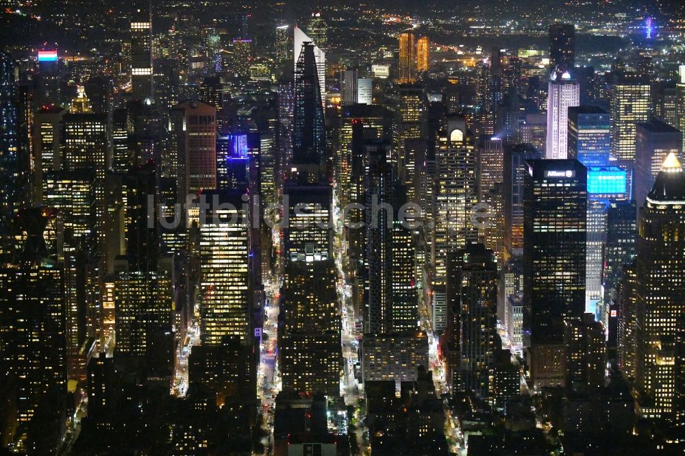 New York bei Nacht von oben - Nachtluftbild Hochhaus- Ensemble im Ortsteil Manhattan in New York in USA
