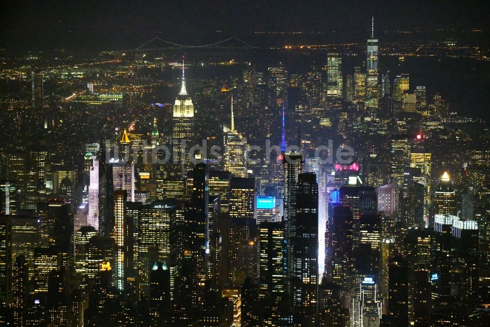 Nacht-Luftaufnahme New York - Nachtluftbild Hochhaus- Ensemble im Ortsteil Manhattan in New York in USA