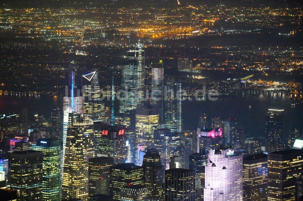 New York bei Nacht aus der Vogelperspektive: Nachtluftbild Hochhaus- Ensemble im Ortsteil Manhattan in New York in USA