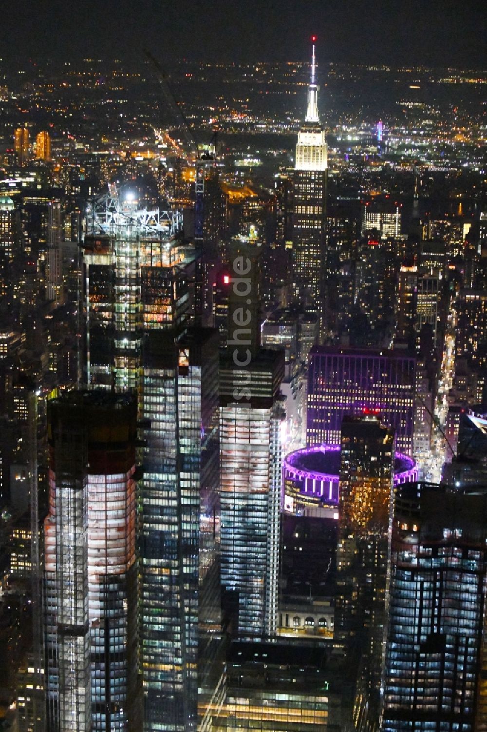 New York bei Nacht von oben - Nachtluftbild Hochhaus- Ensemble an der 33rd Street in New York in USA