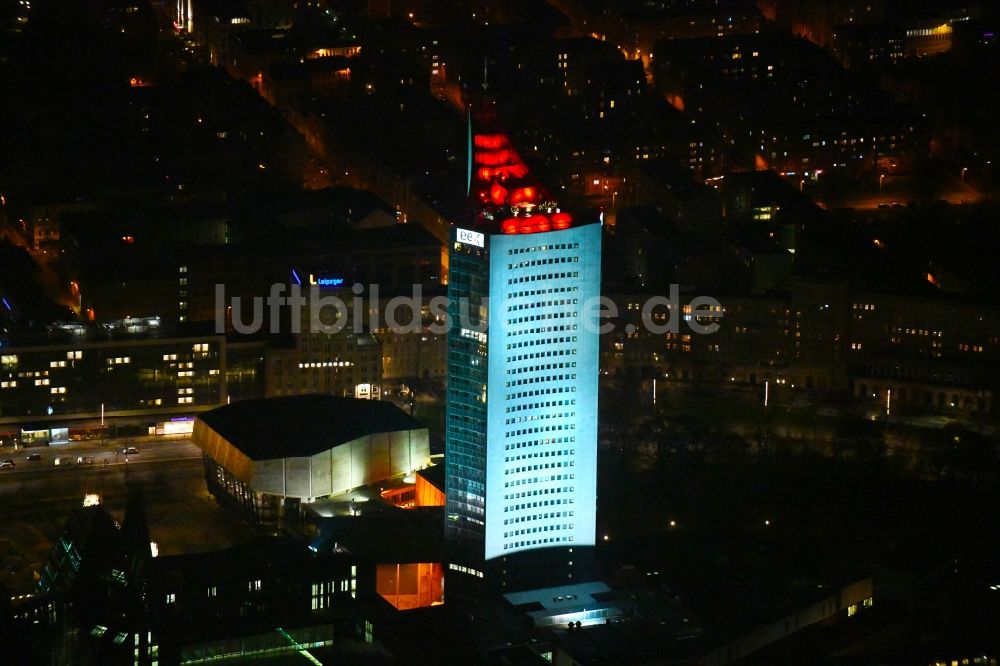 Leipzig bei Nacht aus der Vogelperspektive: Nachtluftbild Hochhaus- Gebäude City-Hochhaus in Leipzig im Bundesland Sachsen