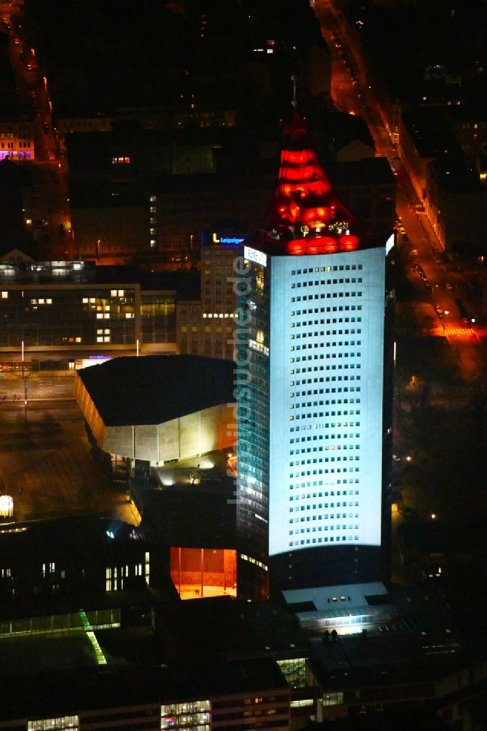 Nachtluftbild Leipzig - Nachtluftbild Hochhaus- Gebäude City-Hochhaus in Leipzig im Bundesland Sachsen
