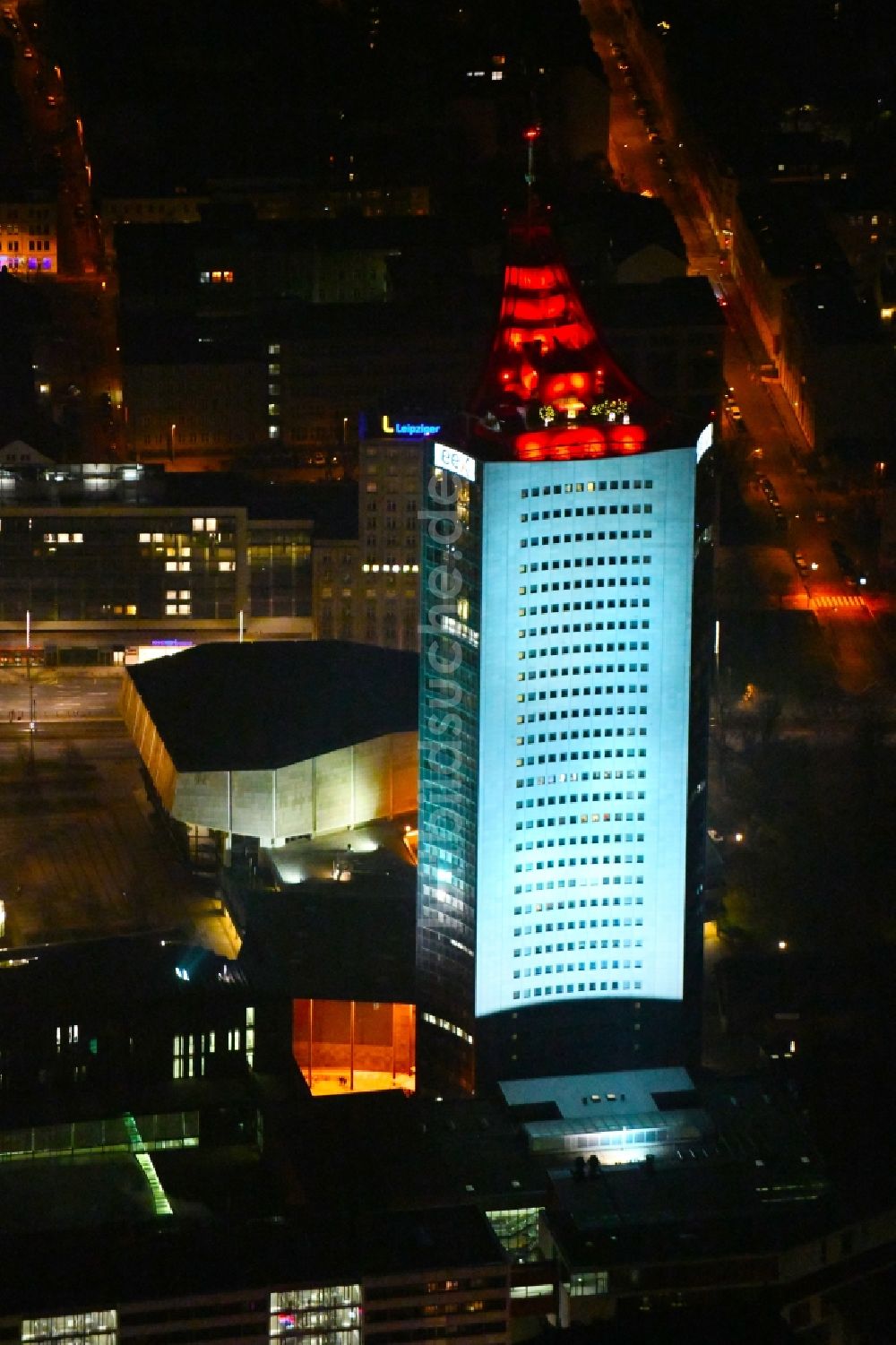 Nacht-Luftaufnahme Leipzig - Nachtluftbild Hochhaus- Gebäude City-Hochhaus in Leipzig im Bundesland Sachsen