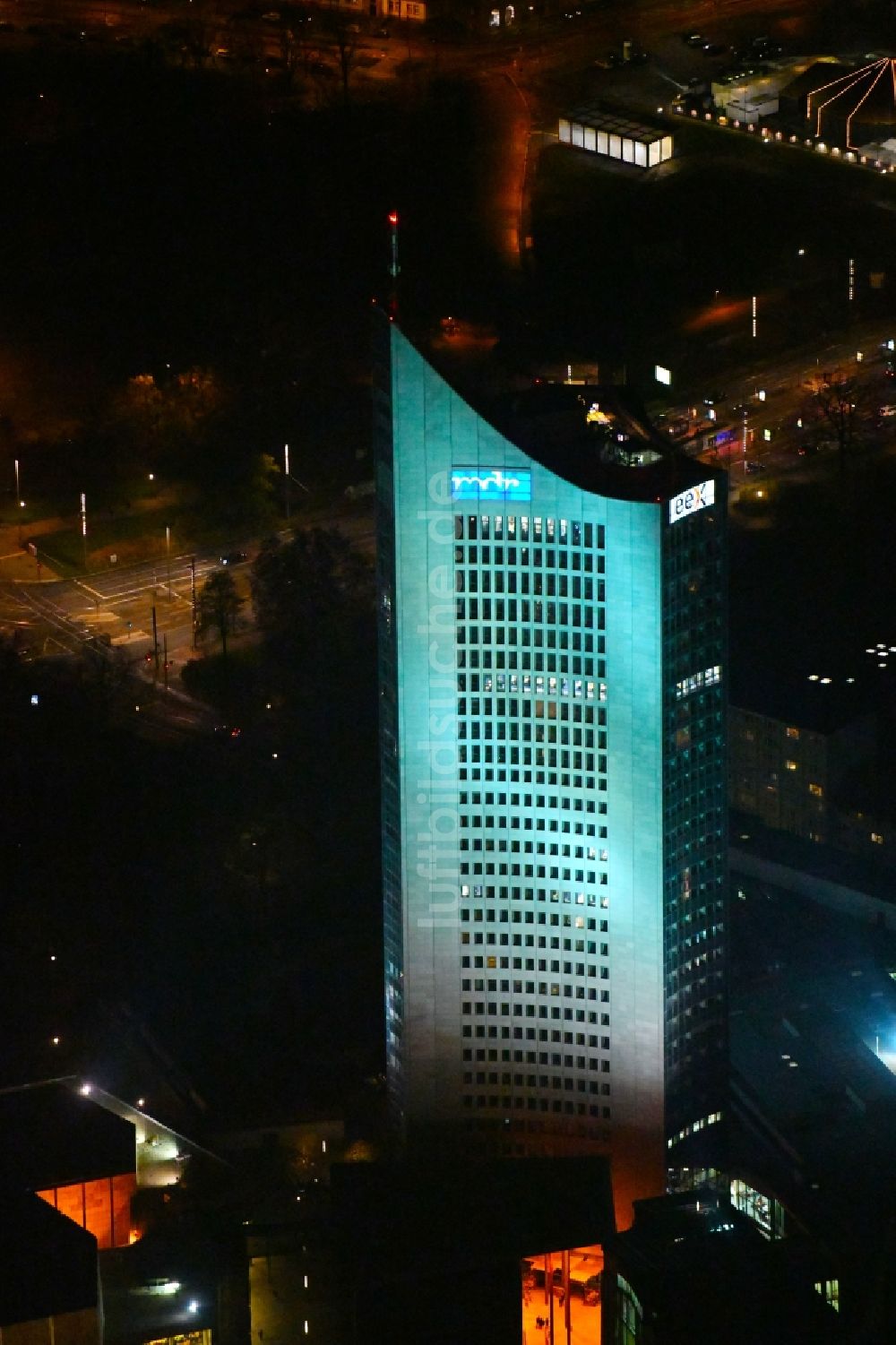 Leipzig bei Nacht aus der Vogelperspektive: Nachtluftbild Hochhaus- Gebäude City-Hochhaus in Leipzig im Bundesland Sachsen