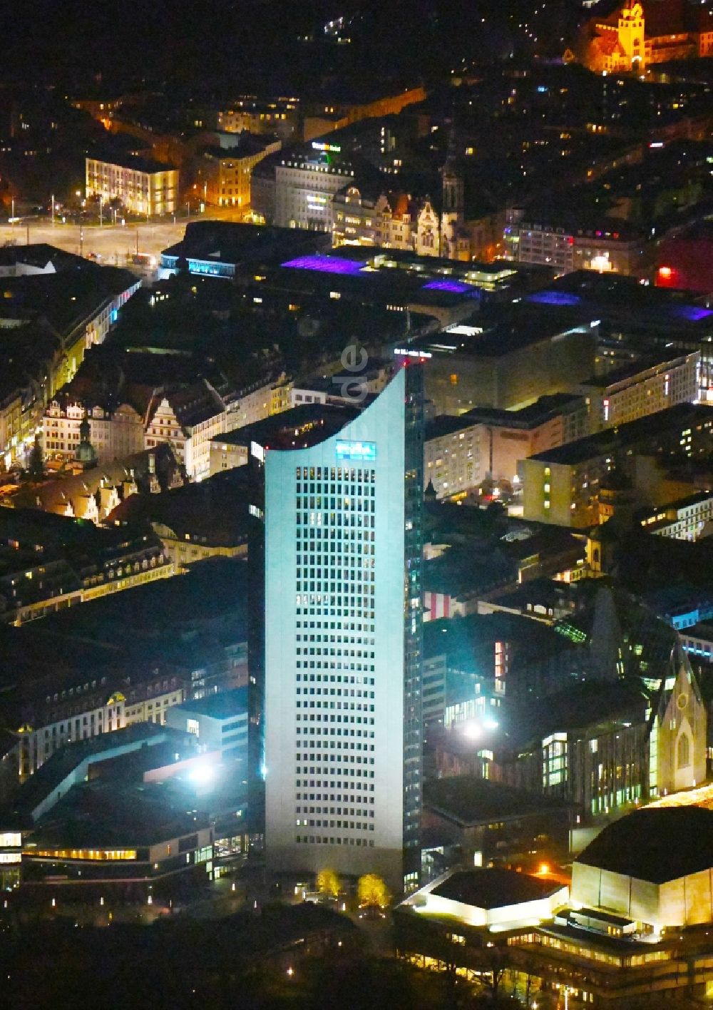 Nachtluftbild Leipzig - Nachtluftbild Hochhaus- Gebäude City-Hochhaus in Leipzig im Bundesland Sachsen