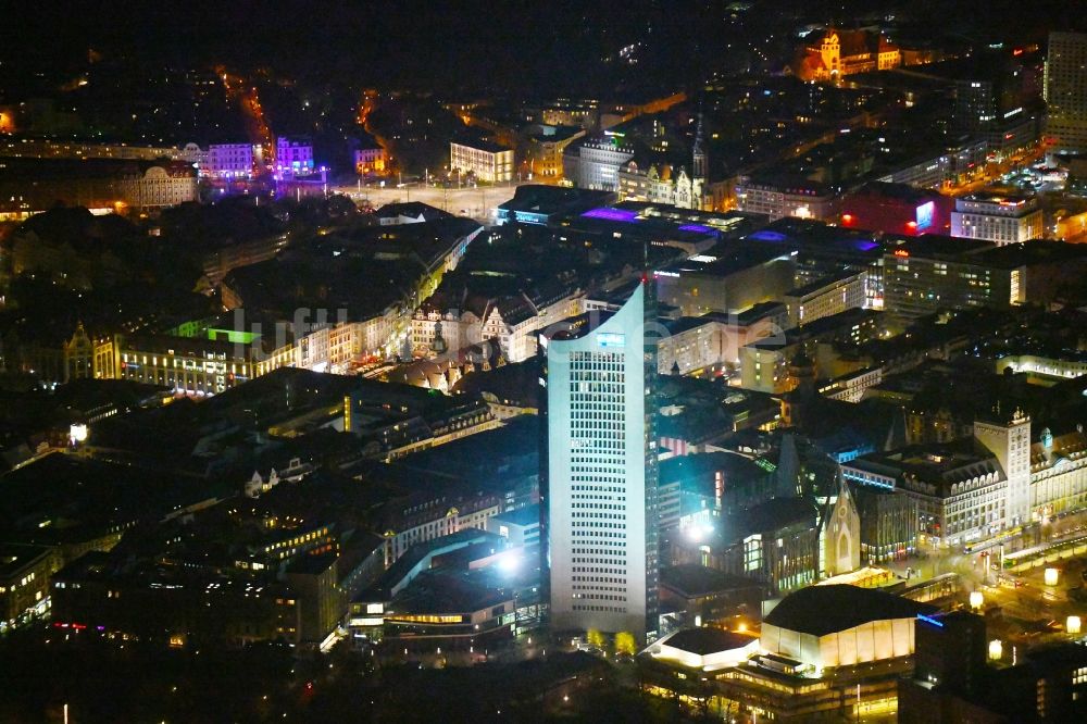Nacht-Luftaufnahme Leipzig - Nachtluftbild Hochhaus- Gebäude City-Hochhaus in Leipzig im Bundesland Sachsen