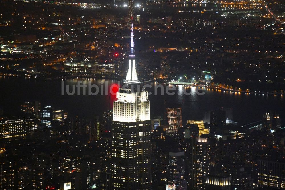 Nachtluftbild New York - Nachtluftbild Hochhaus- Gebäude Empire State Building im Ortsteil Manhattan in New York in USA