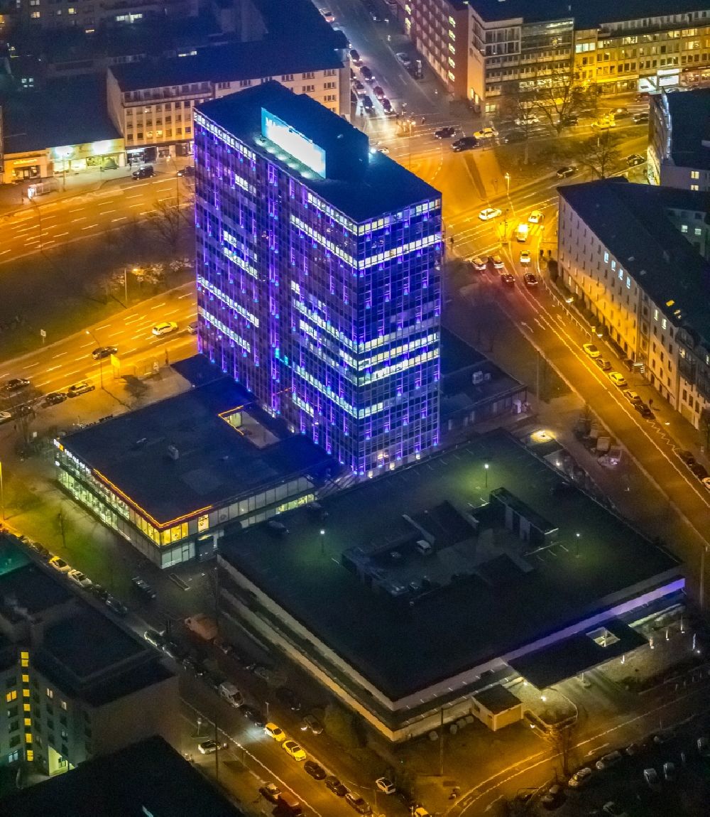 Essen bei Nacht aus der Vogelperspektive: Nachtluftbild Hochhaus- Gebäude Limbecker Platz - Ottilienstraße in Essen im Bundesland Nordrhein-Westfalen