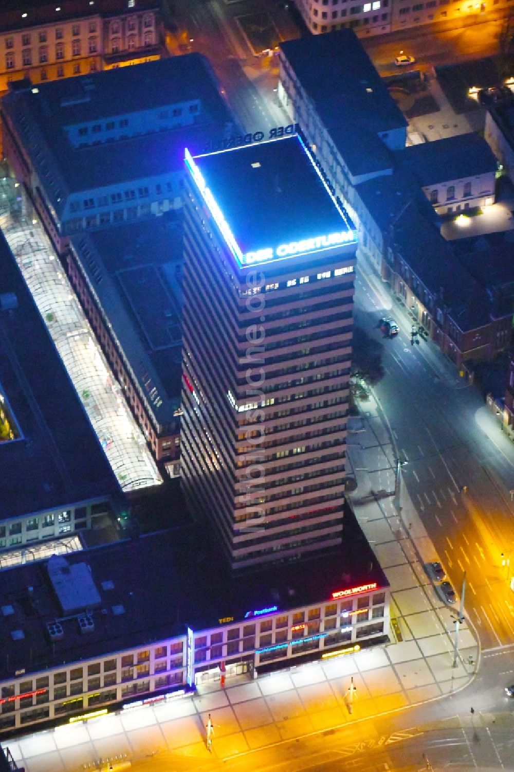 Frankfurt (Oder) bei Nacht aus der Vogelperspektive: Nachtluftbild Hochhaus- Gebäude Oderturm in Frankfurt (Oder) im Bundesland Brandenburg, Deutschland