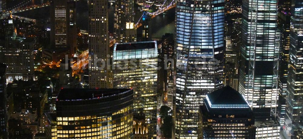 Nacht-Luftaufnahme New York - Nachtluftbild Hochhaus- Gebäude One World Trade Center im Ortsteil Manhattan in New York in USA