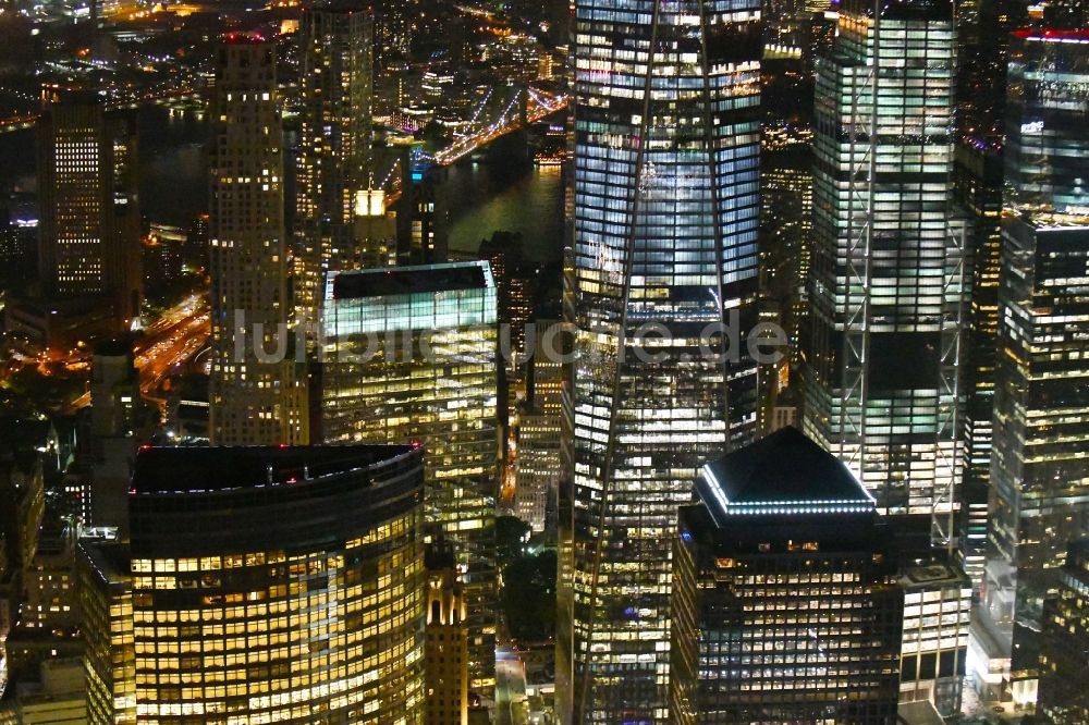 New York bei Nacht aus der Vogelperspektive: Nachtluftbild Hochhaus- Gebäude One World Trade Center im Ortsteil Manhattan in New York in USA
