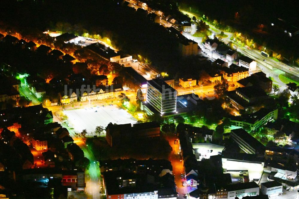 Nachtluftbild Völklingen - Nachtluftbild Hochhaus- Gebäude der Stadtverwaltung - Rathaus in Völklingen im Bundesland Saarland, Deutschland