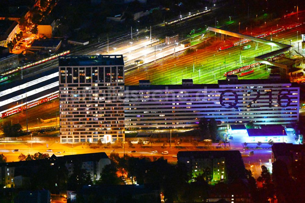 Nacht-Luftaufnahme Berlin - Nachtluftbild Hochhaus- Gebäudekomplex modernisierter DDR- Plattenbau als Studenten- und Single- Wohnheim Q216 am Bahnhof Lichtenberg in Berlin
