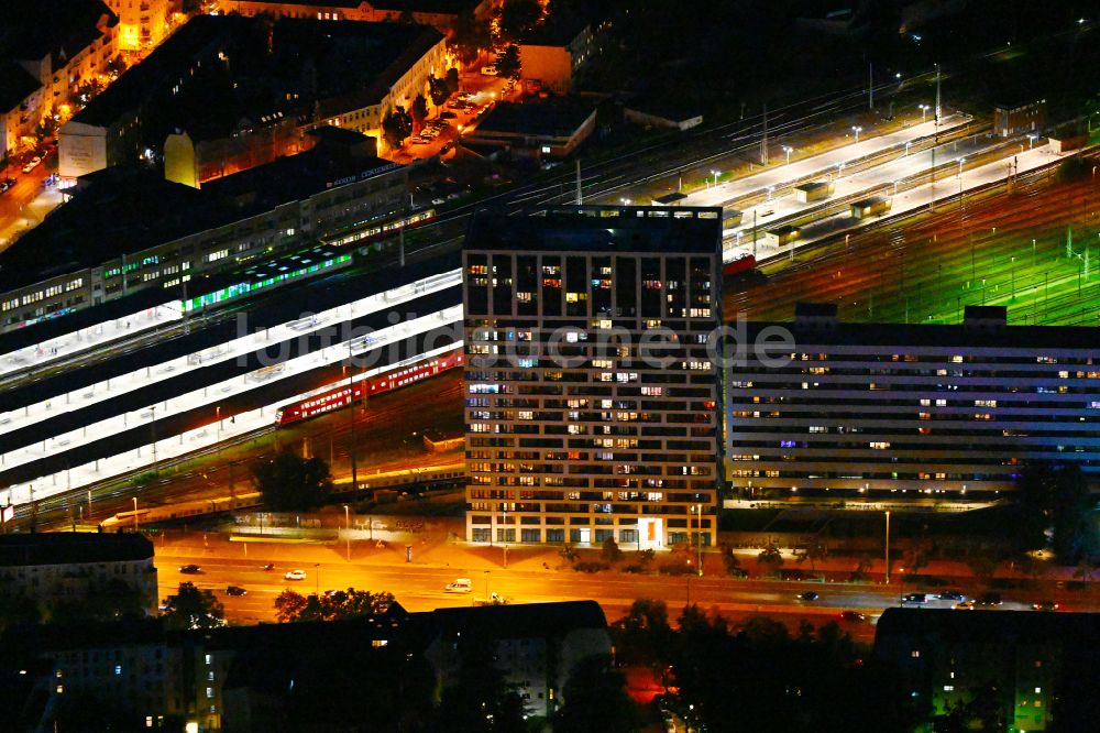 Berlin bei Nacht von oben - Nachtluftbild Hochhaus- Gebäudekomplex modernisierter DDR- Plattenbau als Studenten- und Single- Wohnheim Q216 am Bahnhof Lichtenberg in Berlin