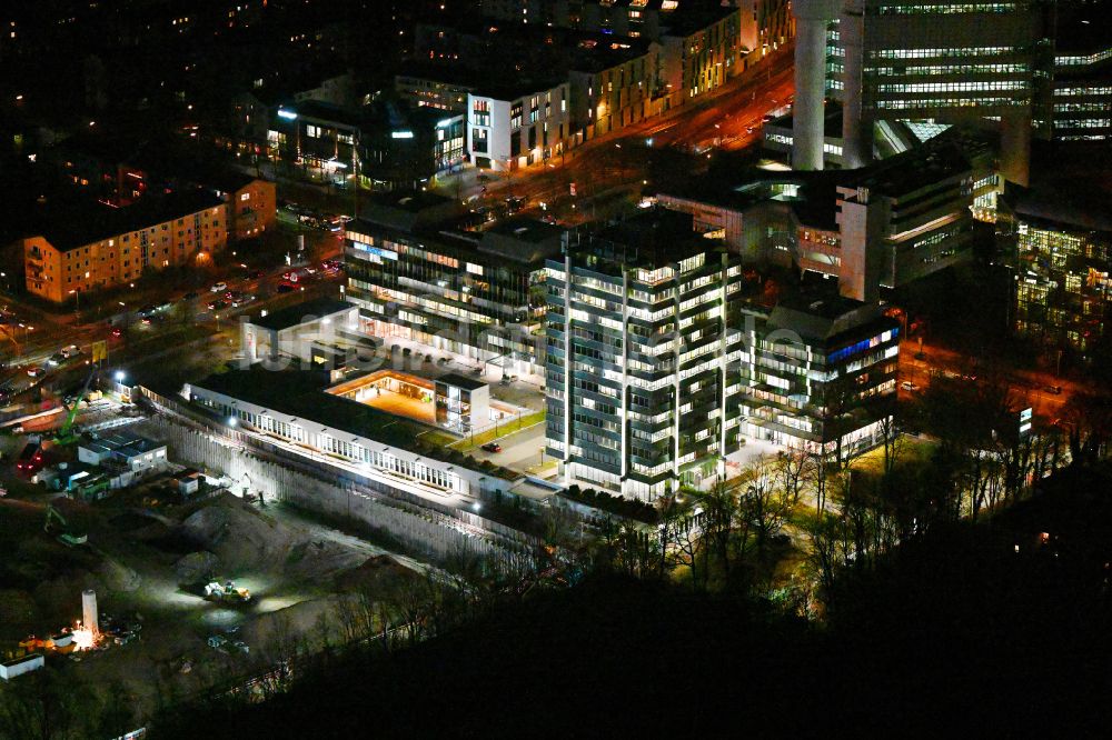 Nacht-Luftaufnahme München - Nachtluftbild Hochhaus- Gebäudekomplex Zentrale der Bayerischen Versorgungskammer (BVK) in München im Bundesland Bayern, Deutschland