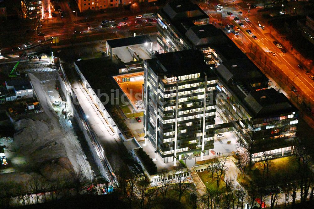 Nacht-Luftaufnahme München - Nachtluftbild Hochhaus- Gebäudekomplex Zentrale der Bayerischen Versorgungskammer (BVK) in München im Bundesland Bayern, Deutschland