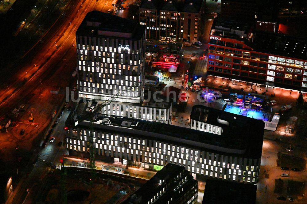 München bei Nacht von oben - Nachtluftbild Hochhaus- Gebäudekomplexes im Werksviertel im Ortsteil Berg am Laim in München im Bundesland Bayern, Deutschland