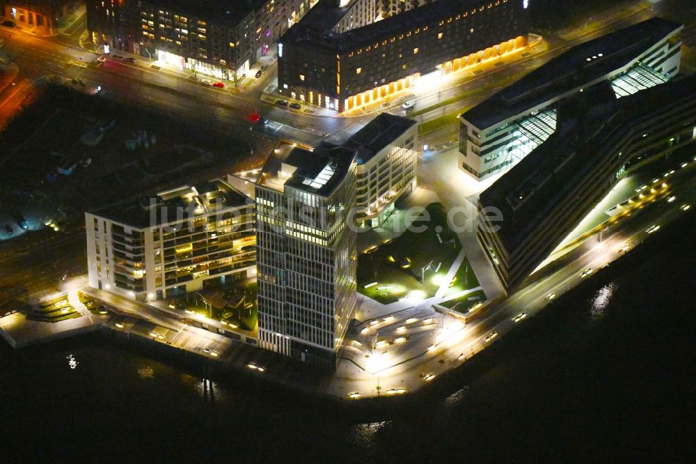 Hamburg bei Nacht von oben - Nachtluftbild Hochhaus WATERMARK und Intelligent Quarters in der Hafen City in Hamburg, Deutschland