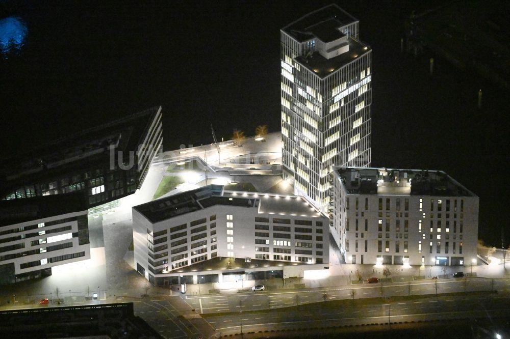 Nacht-Luftaufnahme Hamburg - Nachtluftbild Hochhaus WATERMARK, Intelligent Quarters und Universität Hamburg in der Hafen City in Hamburg, Deutschland