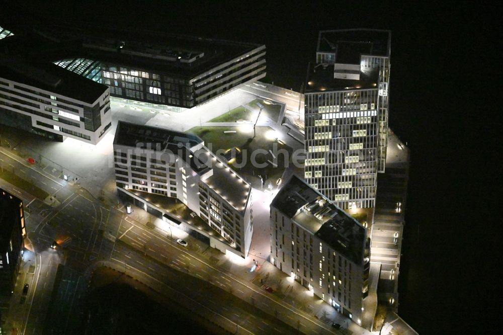 Hamburg bei Nacht von oben - Nachtluftbild Hochhaus WATERMARK, Intelligent Quarters und Universität Hamburg in der Hafen City in Hamburg, Deutschland