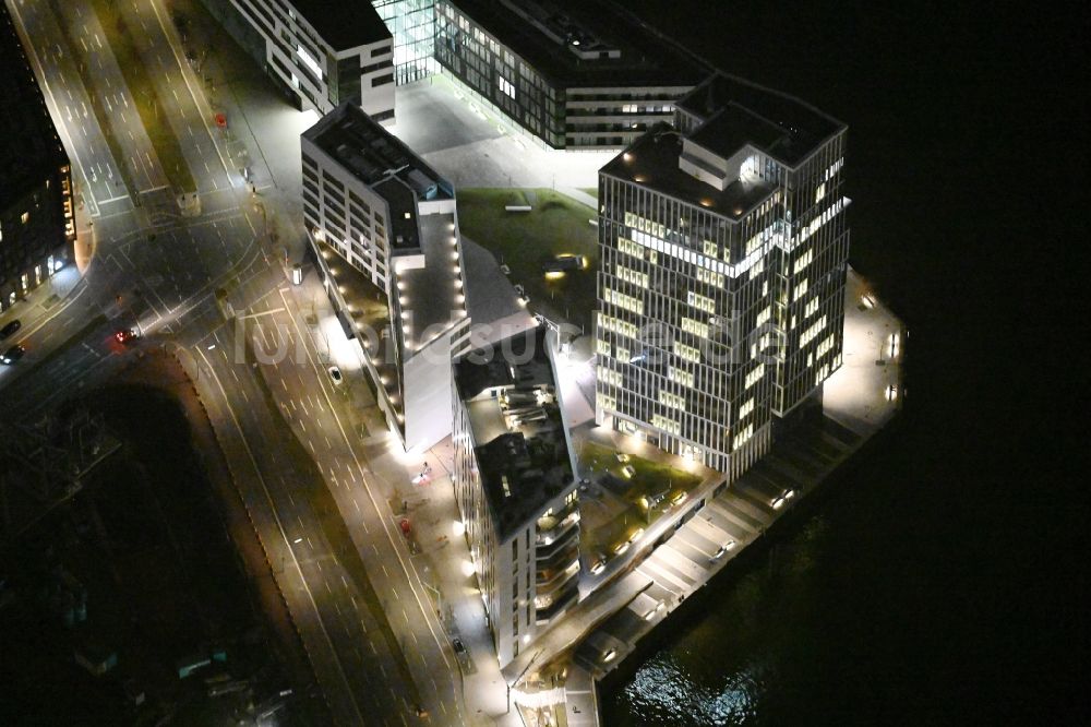 Hamburg bei Nacht aus der Vogelperspektive: Nachtluftbild Hochhaus WATERMARK, Intelligent Quarters und Universität Hamburg in der Hafen City in Hamburg, Deutschland