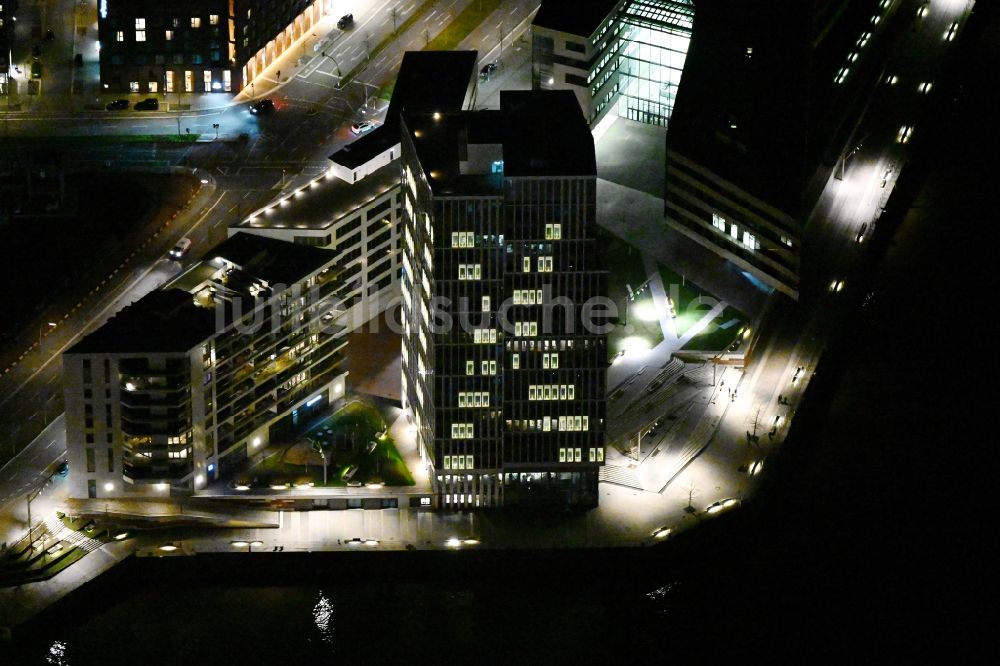 Nachtluftbild Hamburg - Nachtluftbild Hochhaus WATERMARK, Intelligent Quarters und Universität Hamburg in der Hafen City in Hamburg, Deutschland
