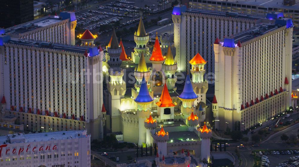 Nacht-Luftaufnahme Las Vegas - Nachtluftbild Hotelanlage Excalibur Hotel & Casino in Las Vegas in Nevada, USA