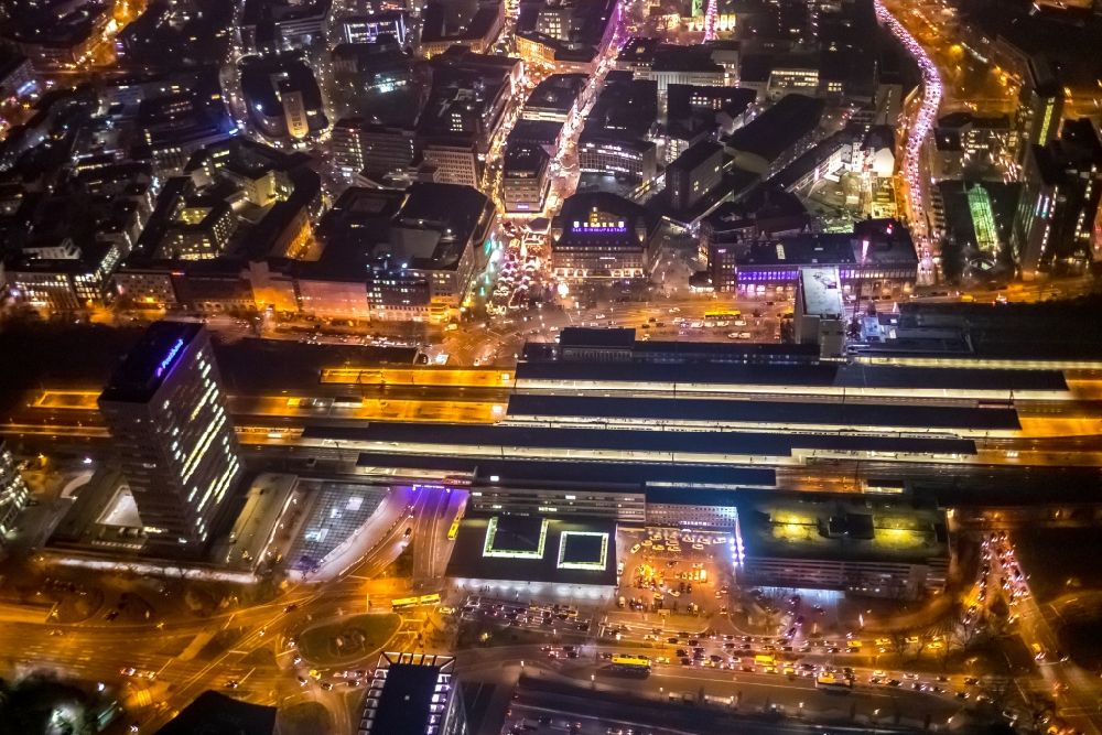Essen bei Nacht aus der Vogelperspektive: Nachtluftbild Hotelanlage am Hauptbahnhof in Essen im Bundesland Nordrhein-Westfalen, Deutschland