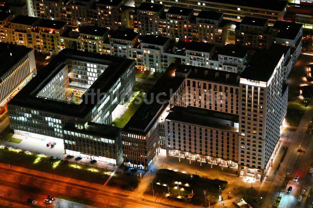 München bei Nacht aus der Vogelperspektive: Nachtluftbild Hotelanlage H2 Hotel München Olympiapark an der Moosacher Straße in München im Bundesland Bayern, Deutschland