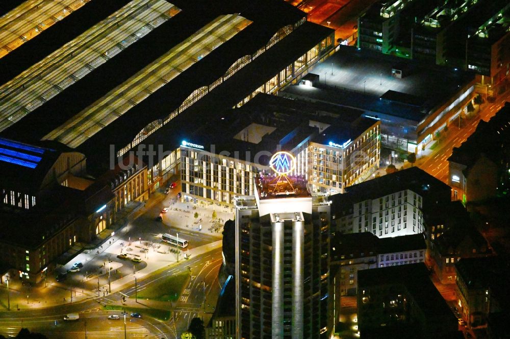 Leipzig bei Nacht von oben - Nachtluftbild Hotelanlage der H-Hotels AG in Leipzig im Bundesland Sachsen, Deutschland
