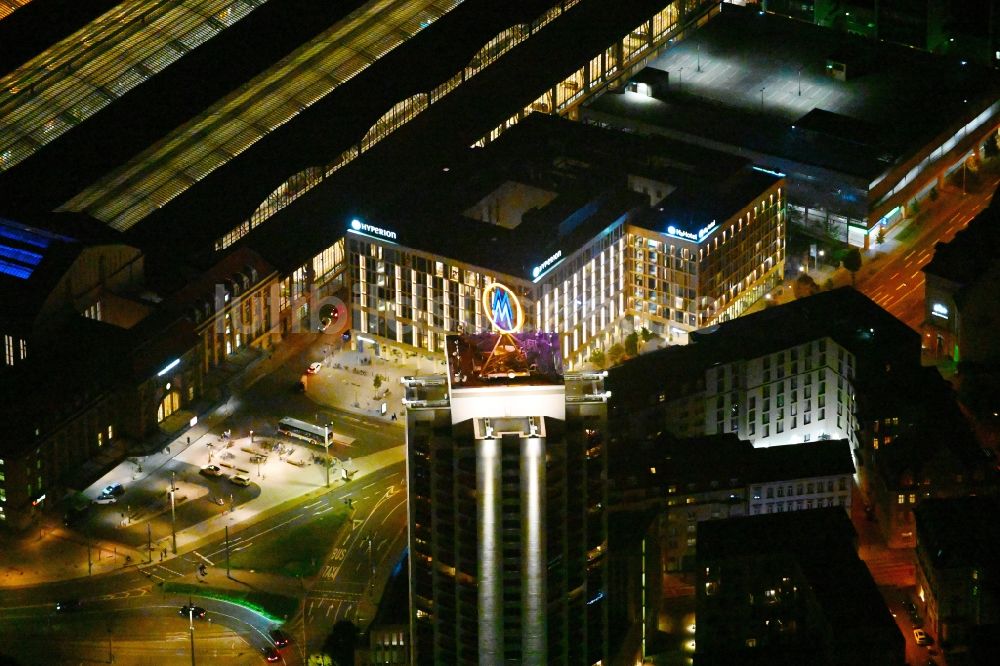 Leipzig bei Nacht aus der Vogelperspektive: Nachtluftbild Hotelanlage der H-Hotels AG in Leipzig im Bundesland Sachsen, Deutschland