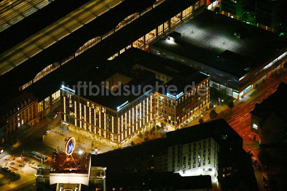 Nacht-Luftaufnahme Leipzig - Nachtluftbild Hotelanlage der H-Hotels AG in Leipzig im Bundesland Sachsen, Deutschland