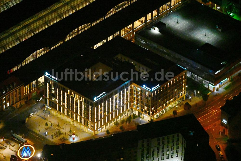 Leipzig bei Nacht von oben - Nachtluftbild Hotelanlage der H-Hotels AG in Leipzig im Bundesland Sachsen, Deutschland