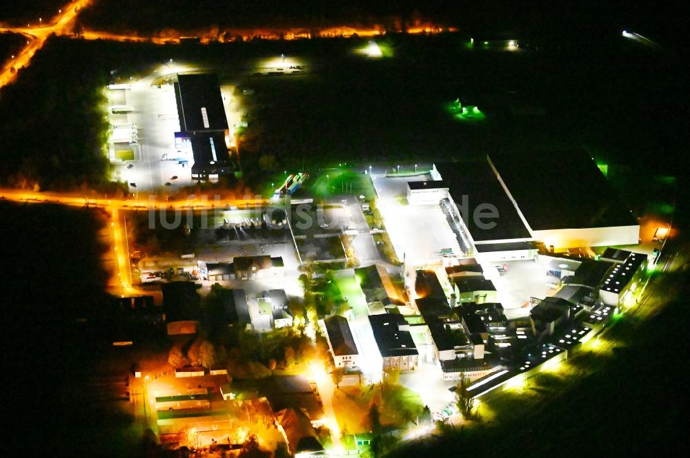 Nacht-Luftaufnahme Lutherstadt Wittenberg - Nachtluftbild Industrie- und Gewerbegebiet im Ortsteil Pratau in Lutherstadt Wittenberg im Bundesland Sachsen-Anhalt, Deutschland