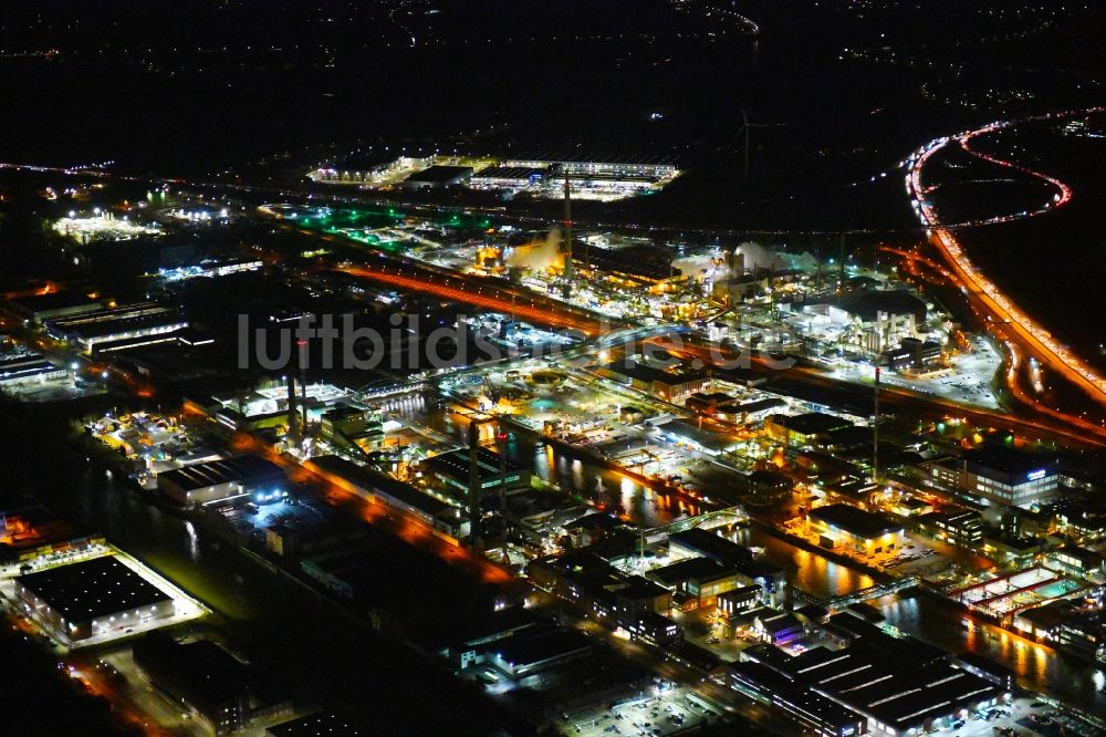 Hamburg bei Nacht aus der Vogelperspektive: Nachtluftbild Industrie- und Gewerbegebiet im Ortsteil Veddel in Hamburg, Deutschland
