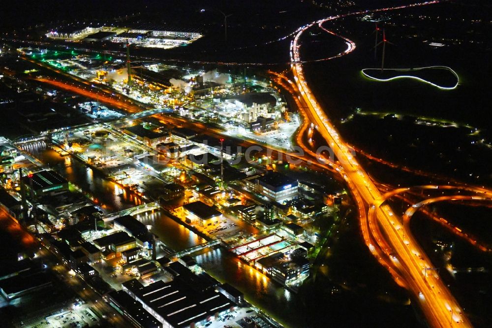 Nacht-Luftaufnahme Hamburg - Nachtluftbild Industrie- und Gewerbegebiet im Ortsteil Veddel in Hamburg, Deutschland