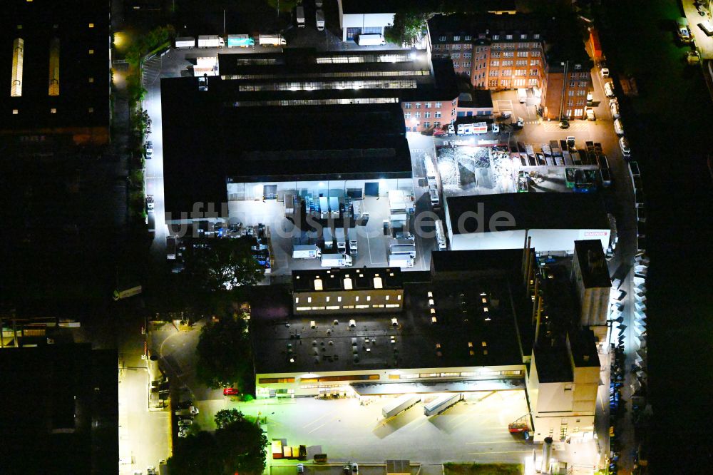 Berlin bei Nacht aus der Vogelperspektive: Nachtluftbild Industrie- und Gewerbegebiet Sieversufer - Am Oberhafen in Berlin, Deutschland