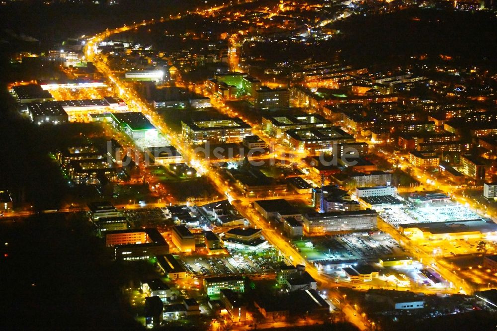 Teltow bei Nacht aus der Vogelperspektive: Nachtluftbild Industrie- und Gewerbegebiet in Teltow im Bundesland Brandenburg, Deutschland