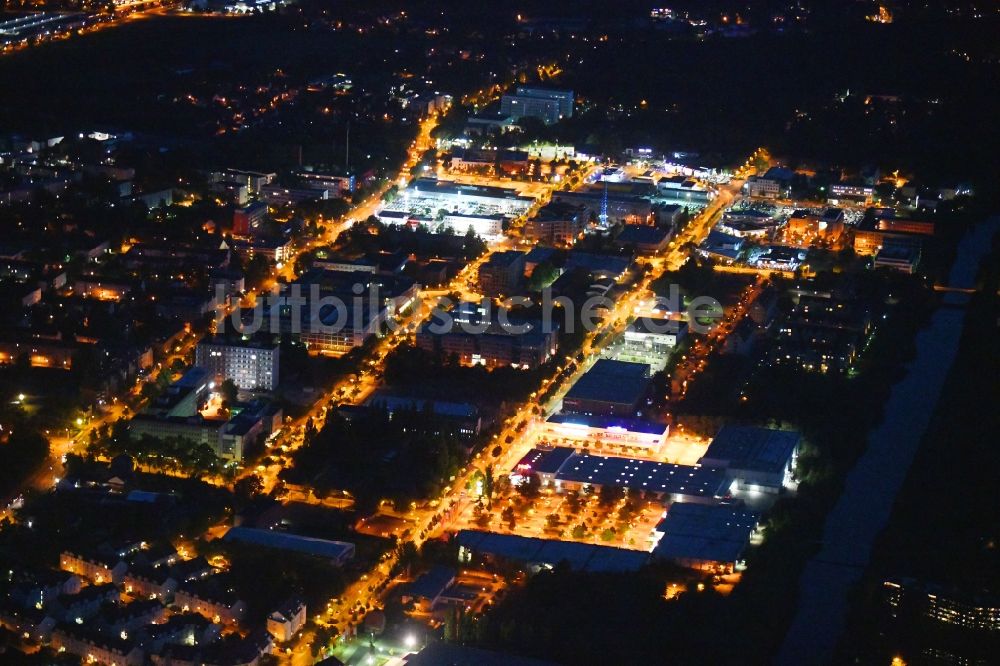Nacht-Luftaufnahme Teltow - Nachtluftbild Industrie- und Gewerbegebiet in Teltow im Bundesland Brandenburg, Deutschland
