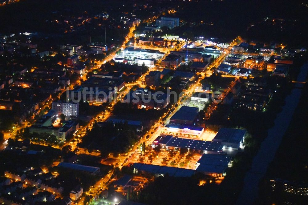 Teltow bei Nacht von oben - Nachtluftbild Industrie- und Gewerbegebiet in Teltow im Bundesland Brandenburg, Deutschland